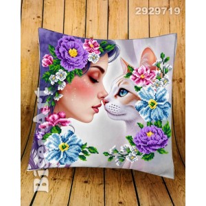 2929719 Дівчина з котиком (наволочка+подушка) для вишивки